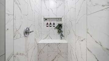 Bañera, secador de pelo, toallas y champú