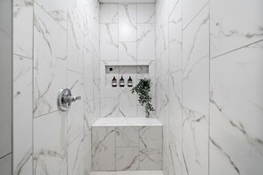 Bathtub, hair dryer, towels, shampoo - Ultimate Fun Escape:Pool |Arcade|Fire Pit Seating (Deer Park)