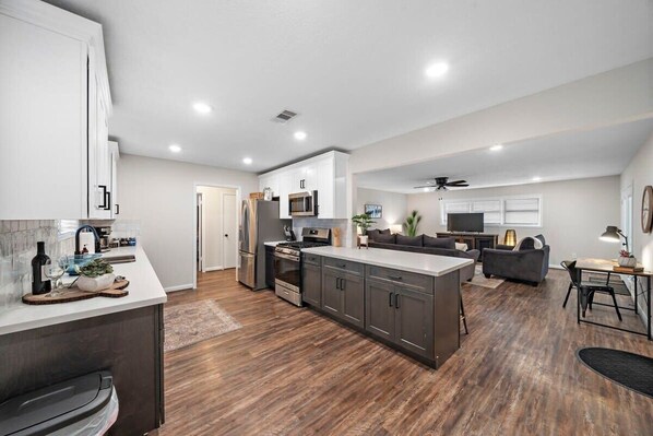 Geladeira, micro-ondas, fogão, cooktop