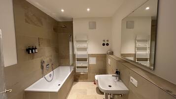 Haartrockner, Handtücher, Seife, Shampoo