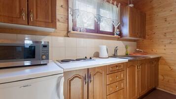 Køleskab, mikrobølgeovn, kogeplade, kaffe-/temaskine