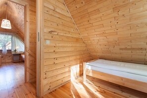 2 bedrooms, travel crib, free WiFi, bed sheets