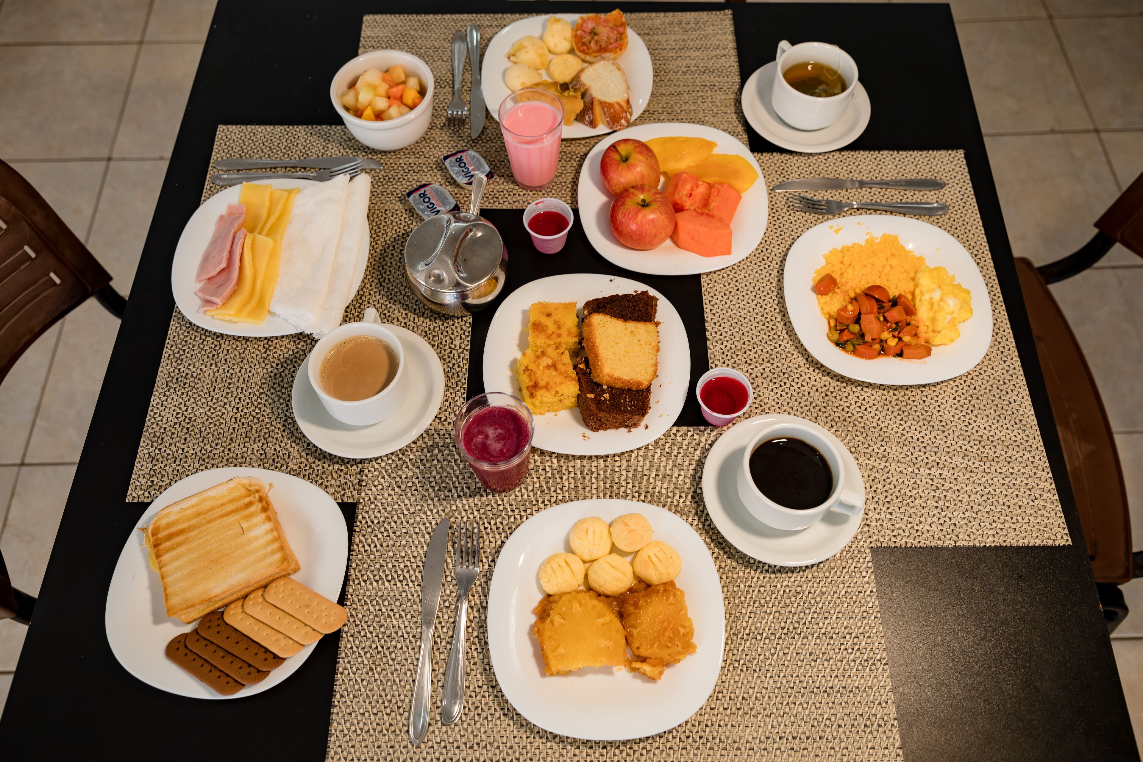 Un bufé de desayuno con diversos platos y bebidas.