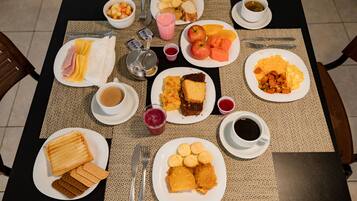 Un bufé de desayuno con diversos platos y bebidas.
