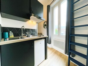 Réfrigérateur, micro-ondes, plaque de cuisson, cafetière/bouilloire
