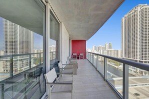 Property grounds - Modern Ocean View 3 Bedroom Condo Resort Amenities (Hallandale Beach)