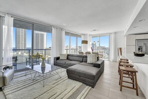 TV - Modern Ocean View 3 Bedroom Condo Resort Amenities (Hallandale Beach)