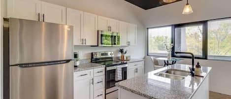 Frigorífico, microondas, horno y placa de cocina