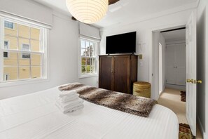 2 chambres, bureau, fer et planche à repasser, lit parapluie