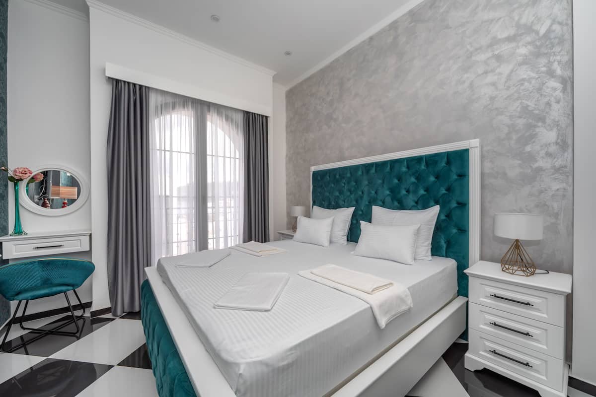 In-room safe, soundproofing, free WiFi