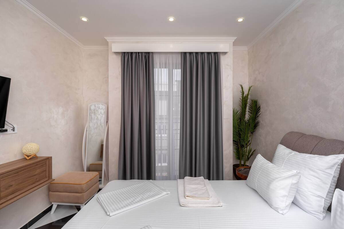 Comfort Double Room, 1 King Bed, Non Smoking | In-room safe, soundproofing, free WiFi