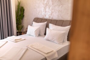 In-room safe, soundproofing, free WiFi - Baba's Hotel (Bar)