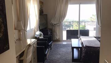 Exclusieve suite, 1 slaapkamer, uitzicht op het strand | Een bureau, een strijkplank/strijkijzer, gratis wifi, beddengoed