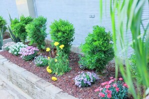 A landscaped garden with various shrubs and flowering plants. - Qianshuiwan Hotel (Tengchong)