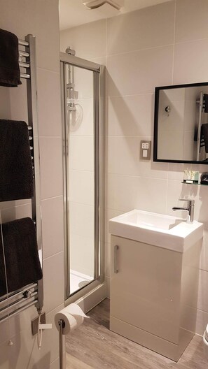 Dusche, Haartrockner, Handtücher, Seife