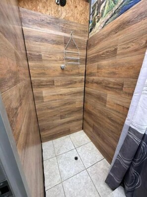 Een douche, een haardroger, handdoeken, zeep