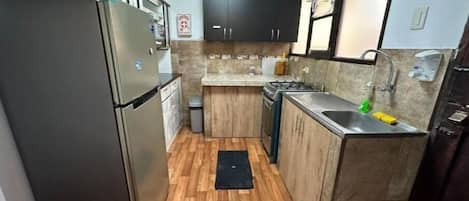 Geladeira, micro-ondas, fogão, cafeteira/chaleira