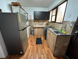 Kjøleskap, mikrobølgeovn, ovn og kaffetrakter/tekoker