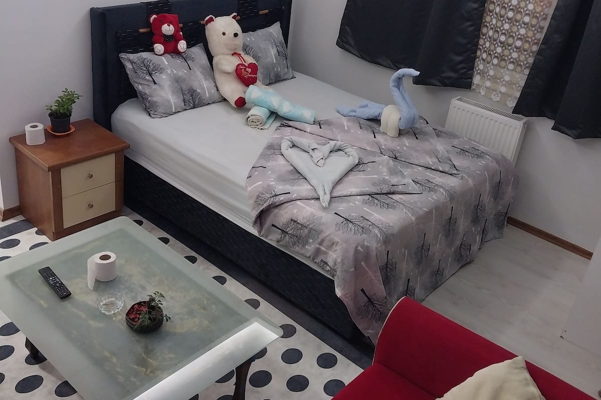 1 bedroom, Egyptian cotton sheets, premium bedding, memory-foam beds