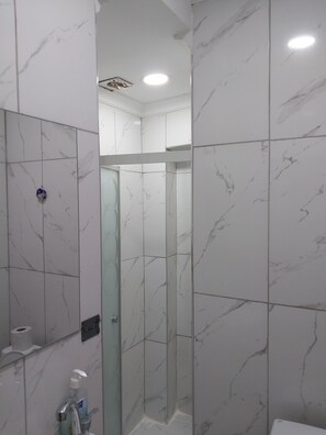 Chambre Simple, 1 chambre, salle de bains commune, vue ville | Salle de bain