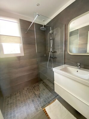 Shower, hair dryer, towels - Carqueiranne, Loue Villa Nossi bé, Très Calme vue mer Piscine Jardin 8 Personnes (Carqueiranne)