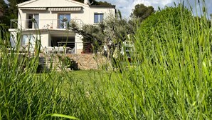 Ett tvåvåningshus med en stenmur och en balkong.