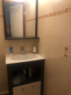 Shower, towels - Appartement à Deux pas de la mer (Le Grau-du-Roi)