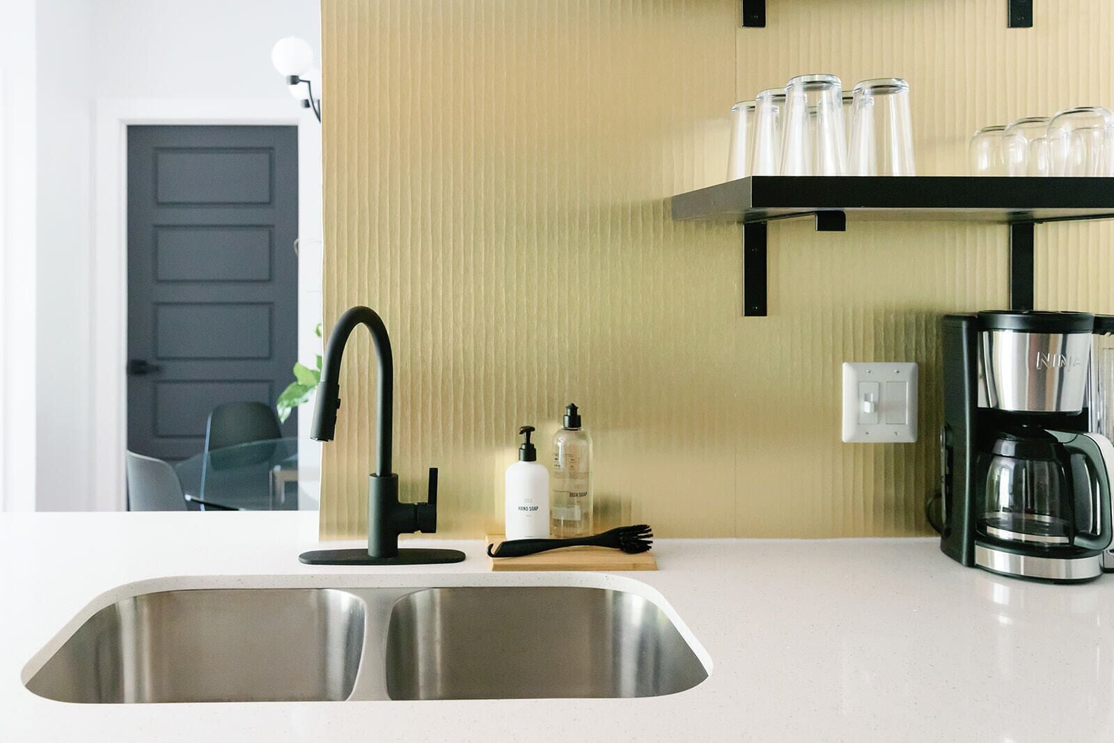 Condo (Unit 123 - Upstairs) | Bếp riêng | Dụng cụ pha cà phê/trà 