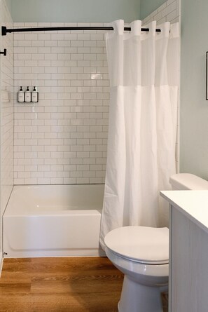 Articles de toilette (gratuits), serviettes fournies, savon, shampooing