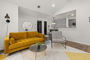 Condo (Unit 311 - Ground Floor) | Área de sala de estar | Smart TV 