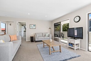 TV - Retreat at Tapeka Point - Russell Holiday Home (Russell)