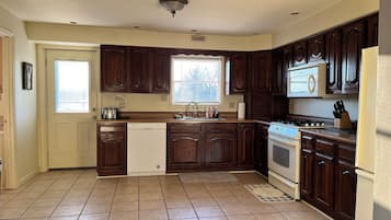 Jääkaappi, mikroaaltouuni, uuni, liesi