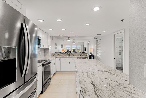 Fridge, microwave, oven, stovetop - Intracoastal Waterway-Amazing sunrises-WV203 (Indian shores)