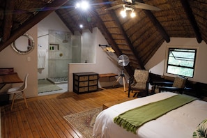 3 bedrooms, individually decorated, individually furnished, bed sheets - Nzenga Lodge (Hoedspruit)