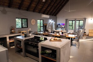 Full-size fridge, microwave, oven, stovetop - Nzenga Lodge (Hoedspruit)