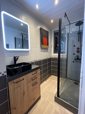 Regadera, secadora de cabello, toallas 