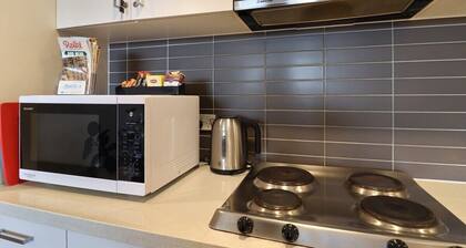 Terminus Apartment I Steps from Geelongs Buzz