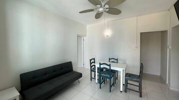 Grand Suite | Living area | 42-inch Smart TV with satellite channels, TV