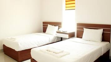Deluxe Double Room Single Use | Hypo-allergenic bedding, in-room safe, desk, laptop workspace