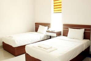 Deluxe Double Room Single Use | Peralatan tempat tidur hipoalergenik, peti besi dalam bilik, meja 