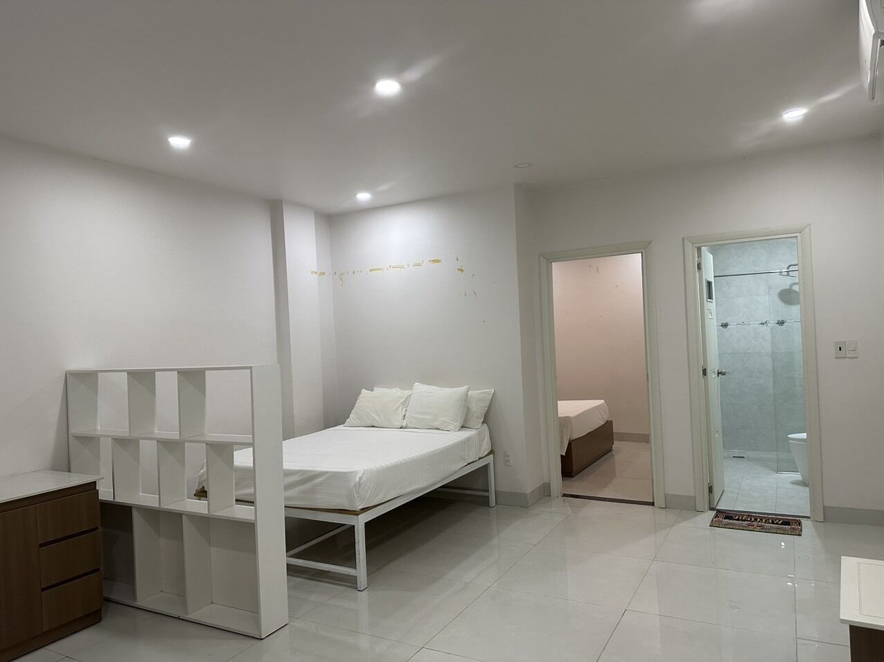 Hypo-allergenic bedding, in-room safe, desk, laptop workspace