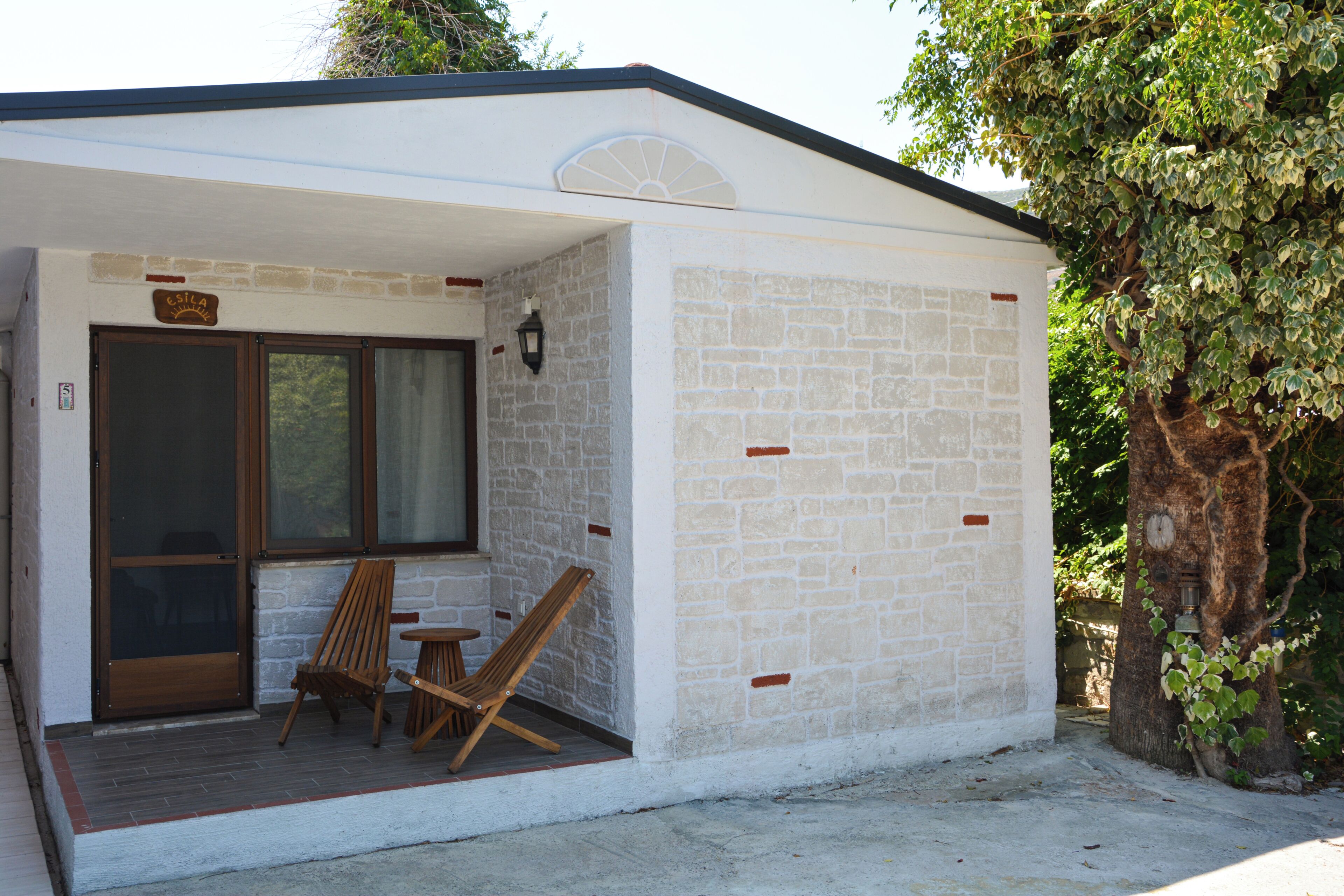 أغطية فراش متميزة ومكتب ومساحة عمل للكمبيوتر المحمول