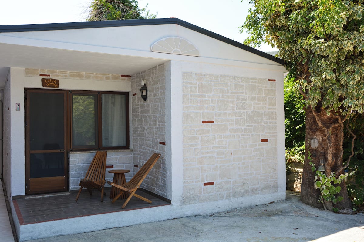 Phòng đôi phong cách cổ điển | Bộ đồ giường cao cấp, bàn, khu vực làm việc phù hợp cho laptop