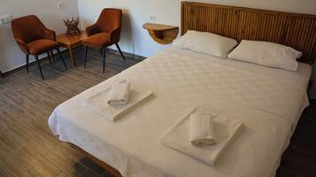 Kamar Double Klasik | Seprai premium, meja kerja, ruang kerja ramah laptop, dan kedap suara