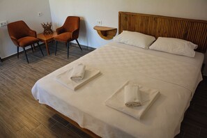 Classic Double Room | Premium bedding, desk, laptop workspace, soundproofing - Ilcayto Rooms (Foça)
