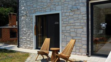 Kamar Double Comfort | Seprai premium, meja kerja, ruang kerja ramah laptop, dan kedap suara