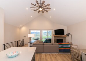 Smart TV, fireplace, video games, foosball - Beautiful New 4 Bedroom Townhome, Amazing Views! (Granby)