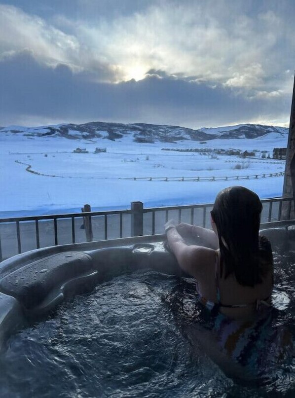 Outdoor spa tub - Beautiful New 4 Bedroom Townhome, Amazing Views! (Granby)