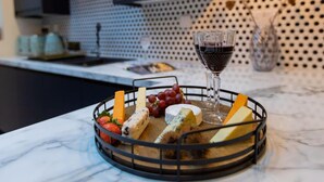 A marble countertop with a cheese board, grapes, and a wine glass. - All Ensuite,smarttvs,garden,20 Mins to Nec,parking (Coventry)