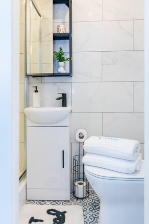 Maison, plusieurs lits | Salle de bain
